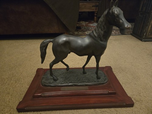 Cheltenham 1954 horse statue - 1954,